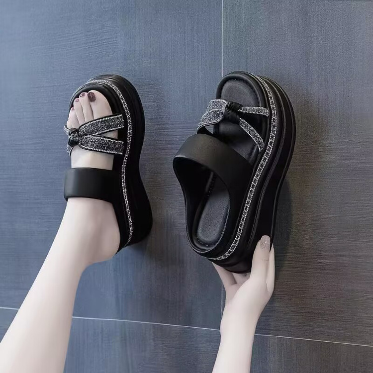 Zapatillas muffin gruesas para mujeres 2026 nuevas zapatillas de verano de moda casual sandallas de playa para aumentar la altura de las mujeres
