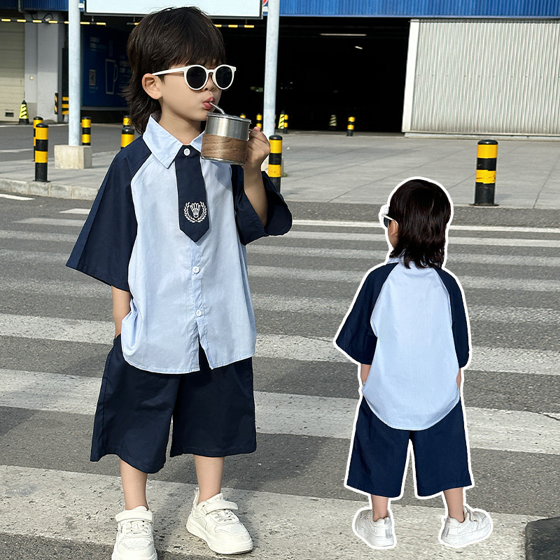 7930 traje de estilo universitario de verano para niños 2025 nueva camisa de verano para niños hermosos pantalones cortos casuales de dos piezas