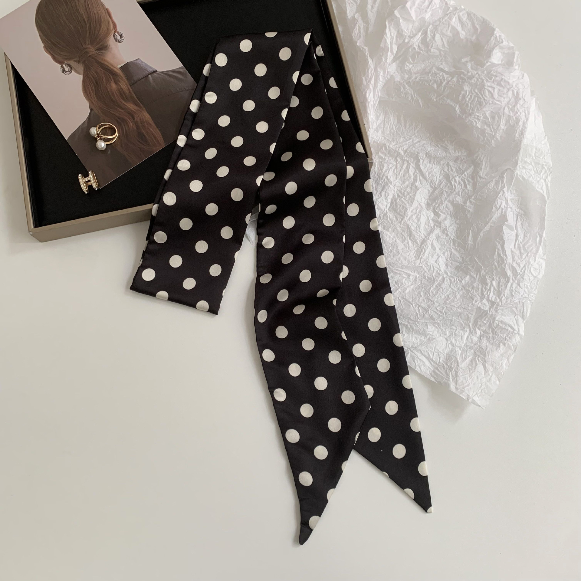 Versión coreana de la bufanda de seda de imitación con lunares decorativos de todo fósforo