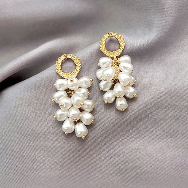 Fashion Retro White Pearl Tassel Wheat Pattern Alloy Earrings display picture 3