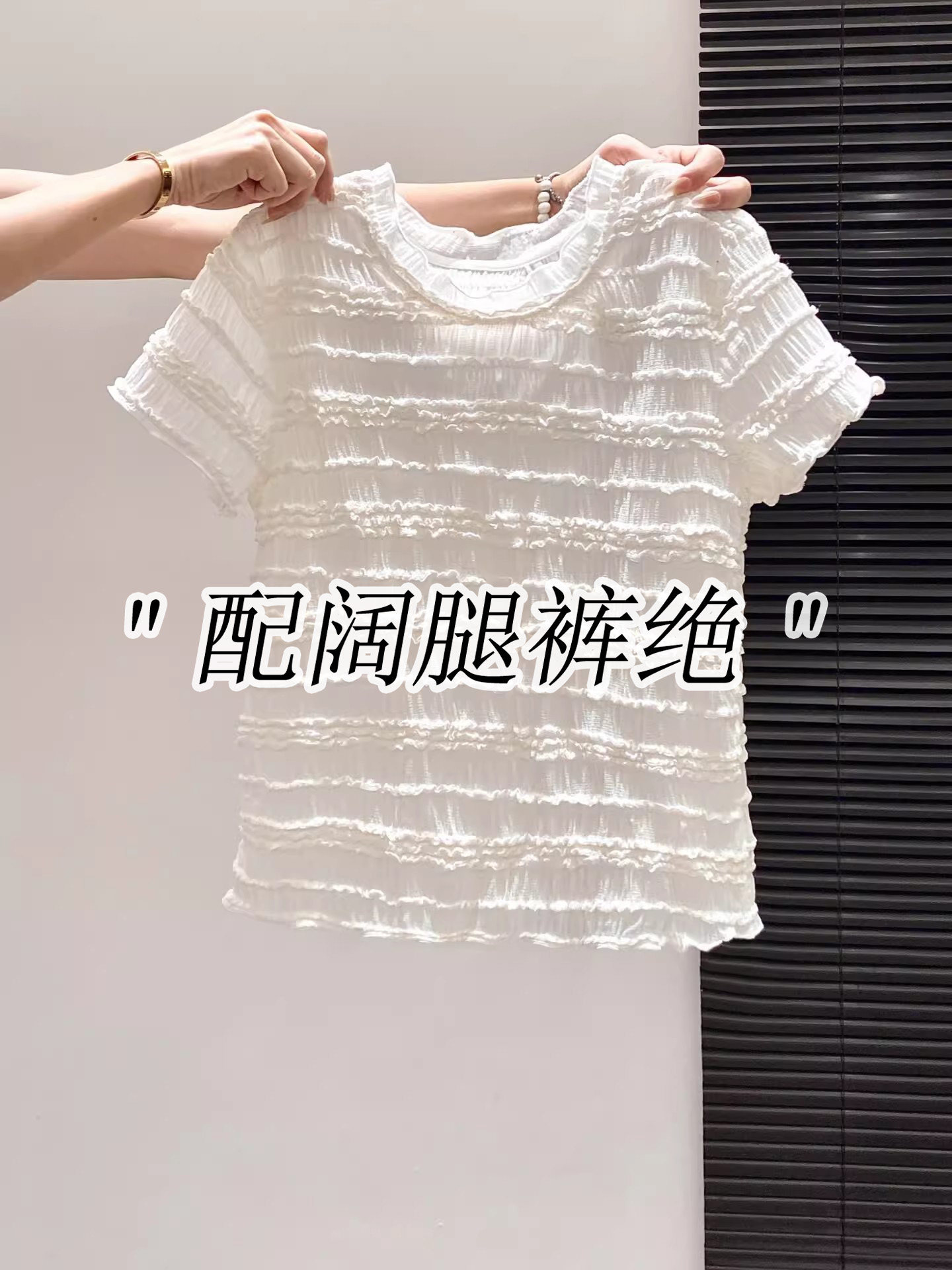 Áo thun nữ cổ tròn tay ngắn phối ren viền cổ — xanh lam