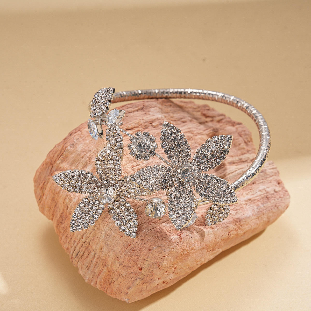 Europa y los Estados Unidos diamantes transfronterizos flores irregulares brazalete de apertura personalidad fría pulsera de viento ligera lujosa alta sensación de joyería para mujeres