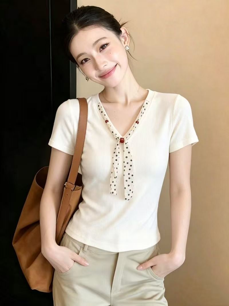 Áo thun nữ cổ chữ V tay ngắn phối khăn lụa trắng phong cách Hàn Quốc — màu trắng