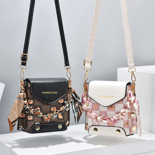 Manufacturer's new summer bag, Korean version, simple small square bag, fashionable and versatile, one-shoulder crossbody, trendy mini mobile phone bag, women's bag