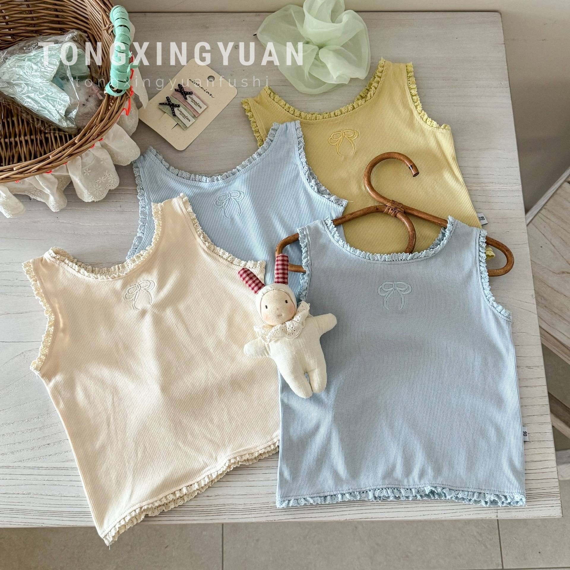 Chaleco pequeño con orejas de madera bordadas para niñas