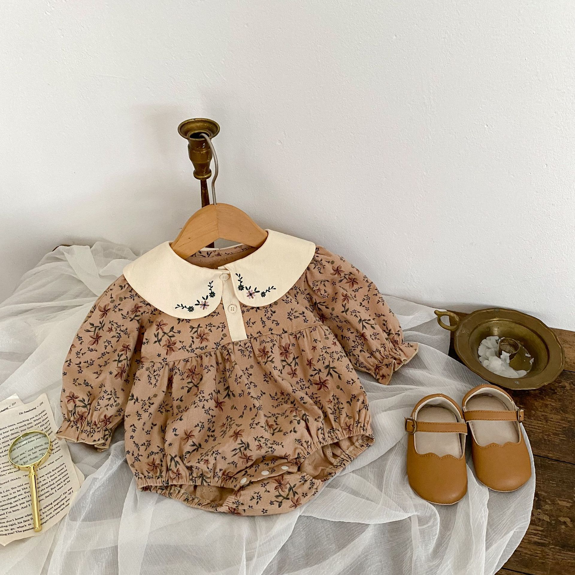 Primavera 2023 bebé niña manga larga vintage floral vaina bebé muñeca collar bordado mameluco estilo occidental Outwear