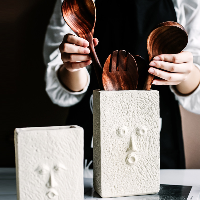 Venta directa de fábrica Soporte de tubo de palillos simple Tubo de cerámica de lujo ligero Adornos cuadrados Cara humana creativa nórdica Tubo de almacenamiento abstracto image 5