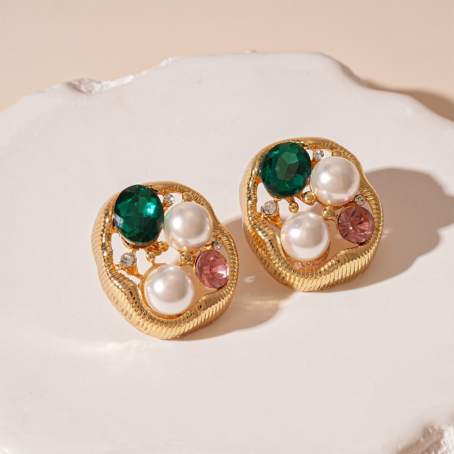 Pendientes de amor de perlas de lujo ligero con aguja de plata Pendientes de sentido de alta gama de temperamento de nicho Pendientes de estilo de palacio de todo fósforo de moda al por mayor
