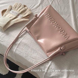 Capacious shoulder bag, western style, for students