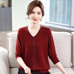 お母さんの新年の服の早春の上着の2025新型の赤いセーターの中で老年の女性の気質の底のシャツの長袖のtシャツ