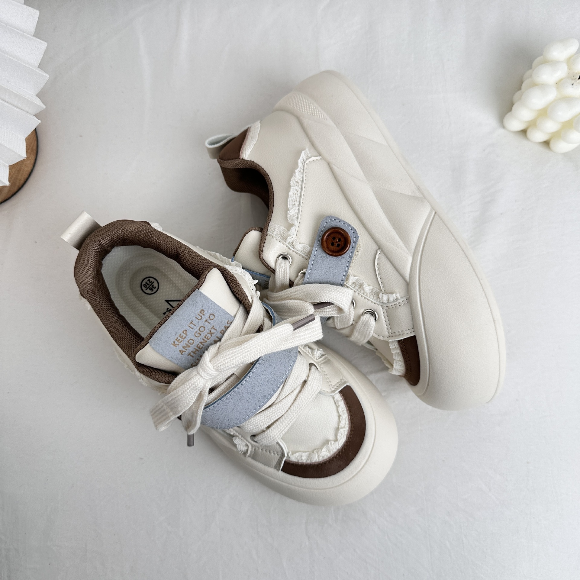 Zapatillas deportivas transpirables de suela gruesa de onda lejana para estudiantes de la escuela 2025 primavera nuevos zapatos blancos casuales de todo fósforo para el cabello