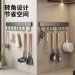 科楽の白い台所のフックは穴を開けないで壁掛け式のキッチンガードを収納します。