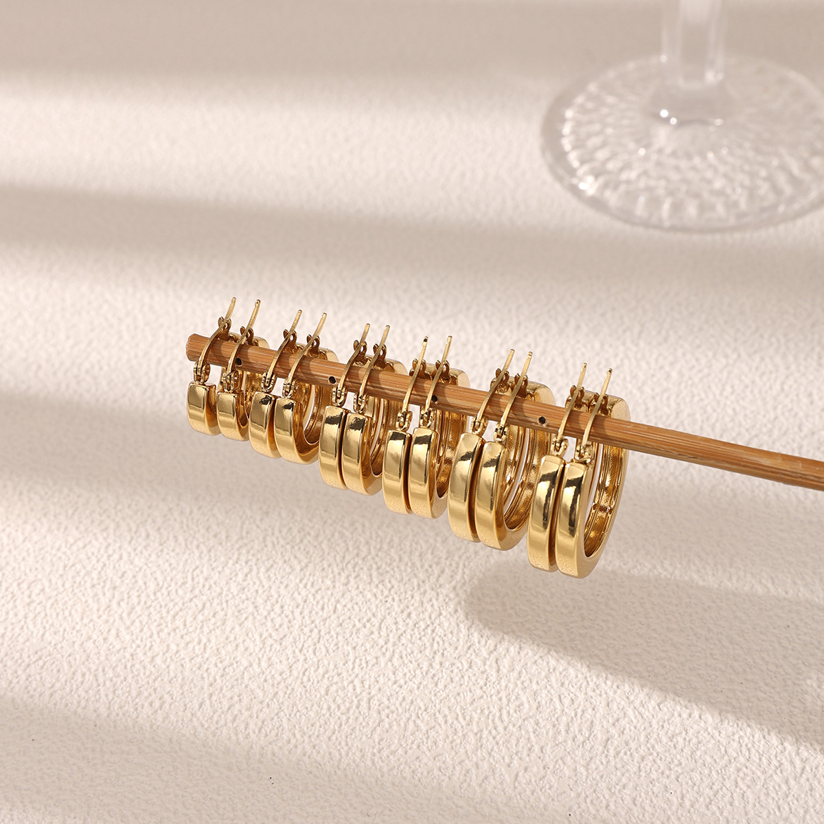 Taina europa y americana de acero inoxidable anillo de acero de titanio 18K diseño chapado en oro simple pernos de orejas joyerías transfronterizas venta caliente