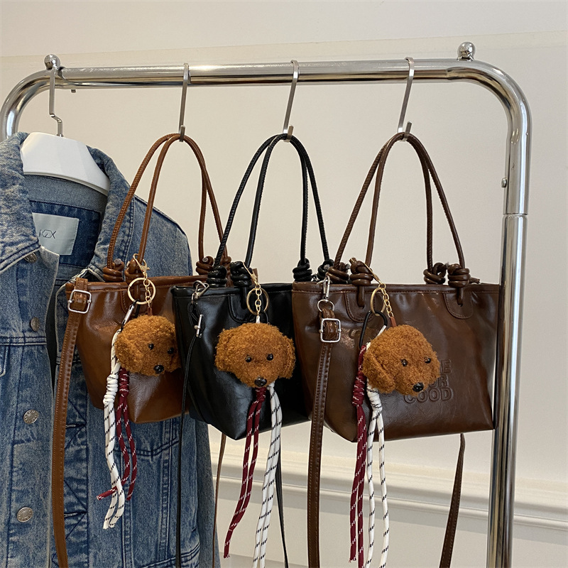 Estilo occidental retro pequeño bolso femenino 2024 nuevo otoño e invierno bolso de mensajero literario de moda bolso de cubo portátil de moda