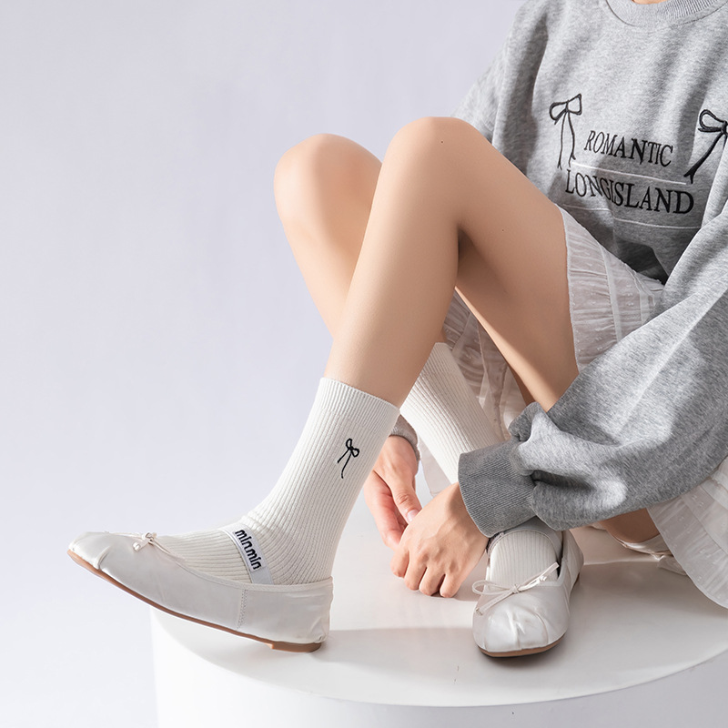 Nuevos calcetines de otoño de mujer bordados arco medio Lolita retro coreano inmoderados calcetines de algodón de color sólido versátiles