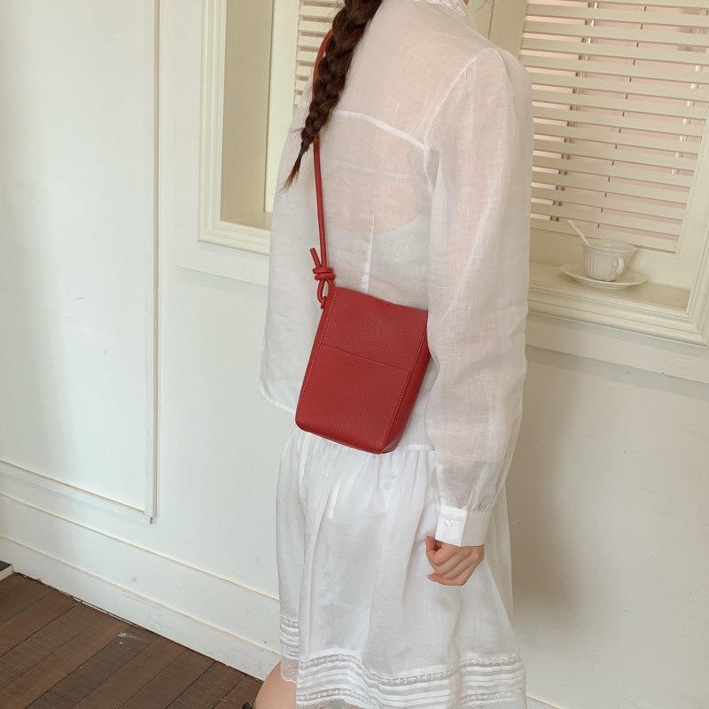 Bolsa de mujer nuevo color sólido 2026 bolso coreano ligero portátil pequeño cubo de aire extranjero nicho de verano inclinado teléfono móvil hombro
