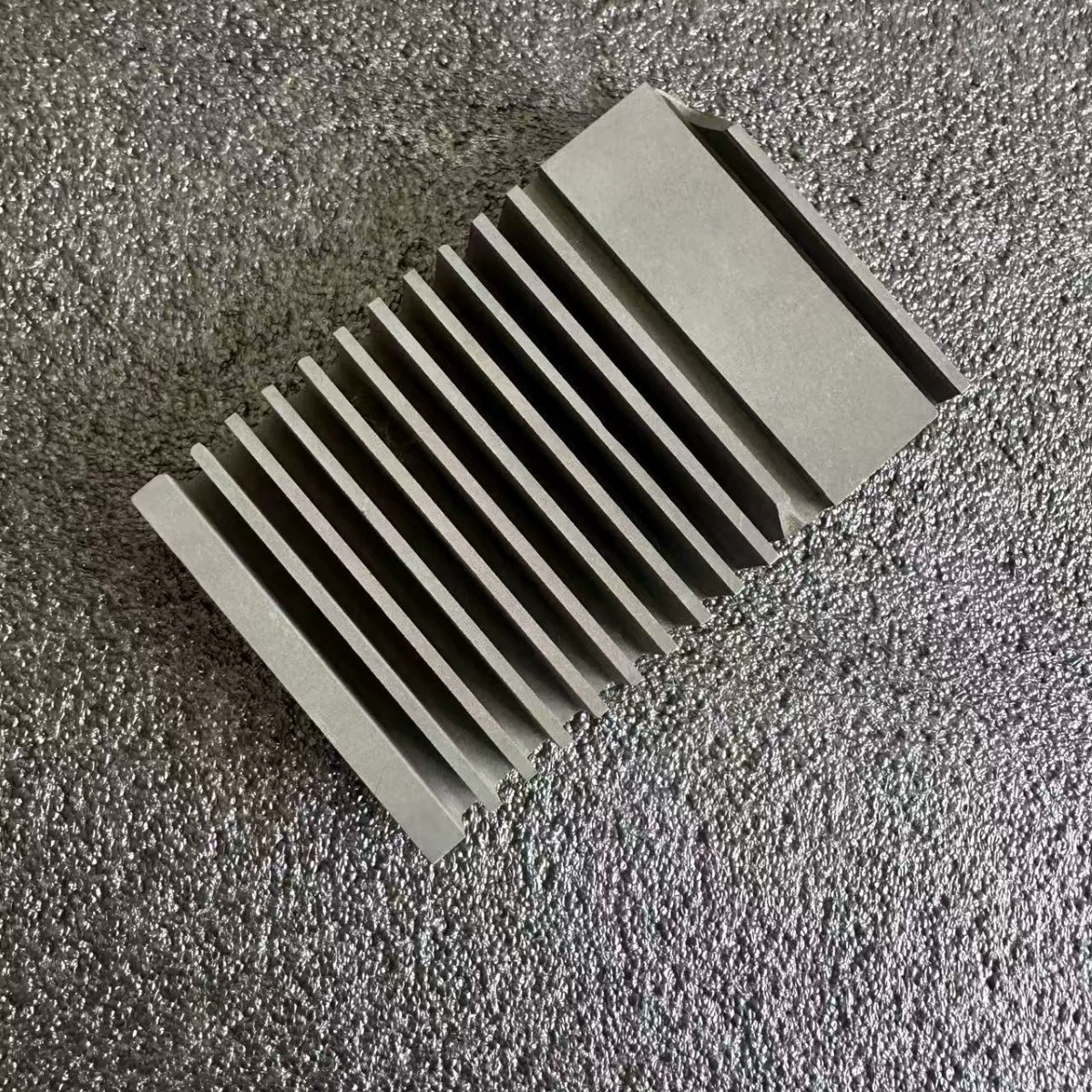 Обработка комбинации высокочистых, высокоплотных изостатических графитовых деталей специальной формы с высокой термостойкостью и износостойкостью