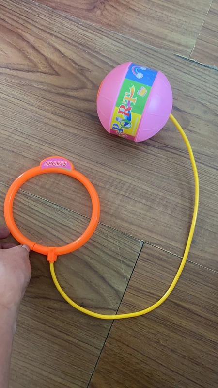子供が足を振ってボールを飛ばします。|undefined