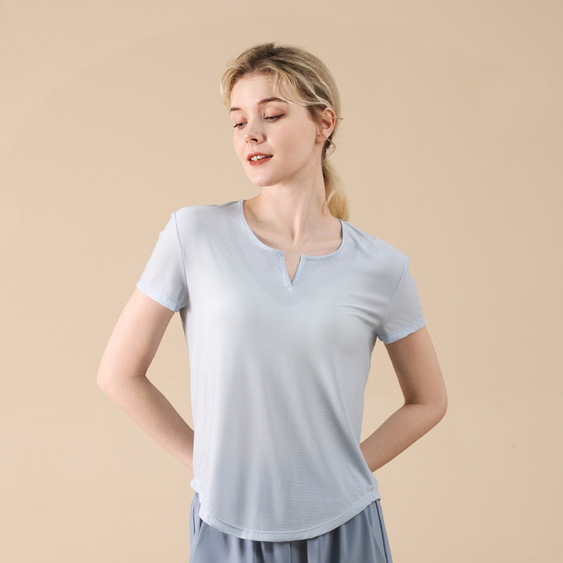 ヨガ服の女性のランニングの上着はゆったりしていて、視覚はやせています。|undefined