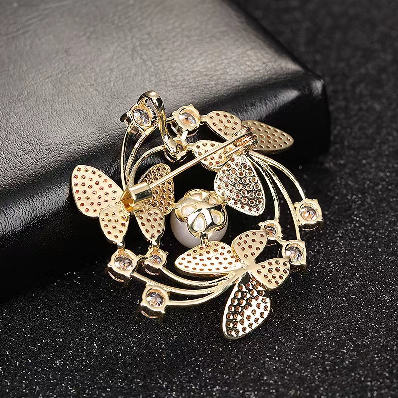 2023 Nueva Perla micro-con incrustaciones broche ZIRCON corsage pin moda todo fósforo de la bufanda de seda hebilla anti-exposición ramillete