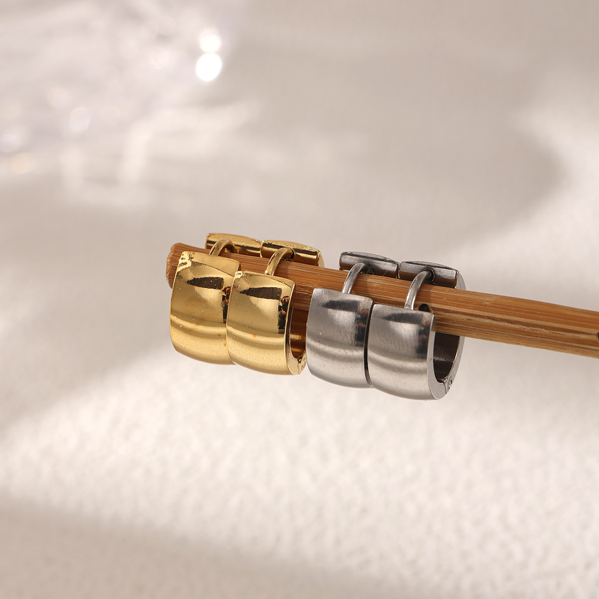 TENA estilo europeo y americano pendientes de acero inoxidable pernos de auriculares ligeros lujosos y brillantes básicos transfronterizos de venta caliente de acero de titanio para mujeres