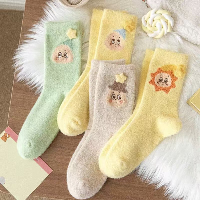 Autumn and winter thickened cloud velvet women's cartoon cute accessory star mid-calf socks, soft and skin-friendly mid-calf socks