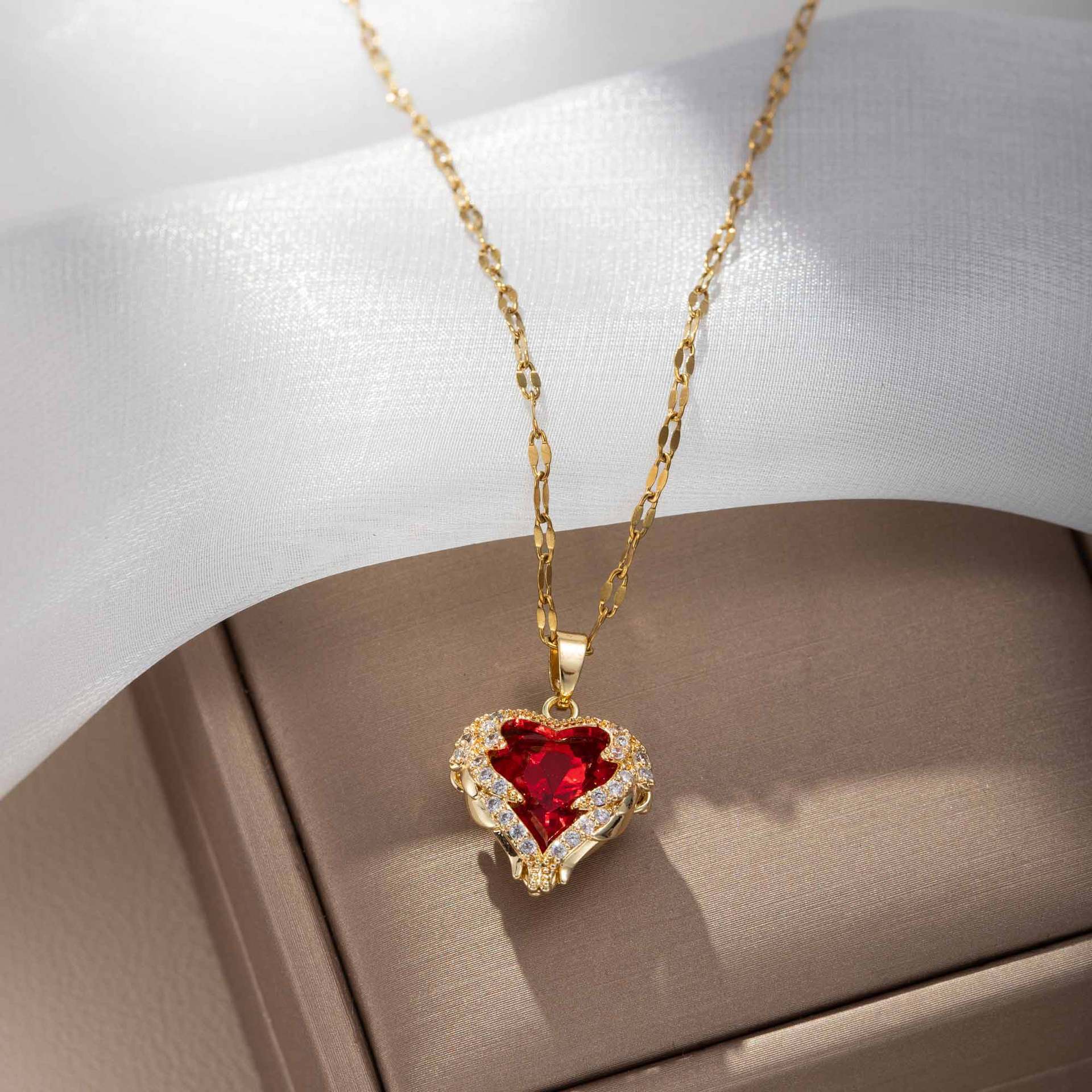 Heart-shaped Gold Pendant Necklace For Women Elegant Clavicle Chain_voghion.com