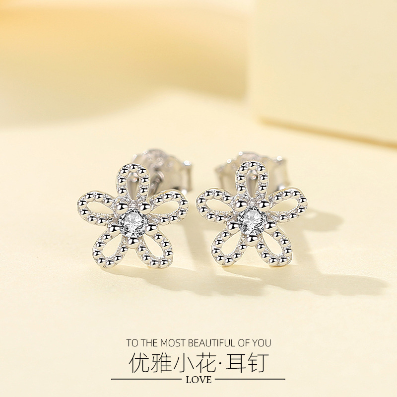 Estilo coreano S925 plata esterlina pequeña flor Stud pendientes de las mujeres simples pendientes frescos nueva moda pendientes frescos personalizados lote