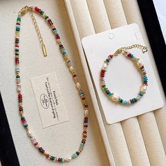 春と夏のニッチなカラフルなストーンビーズ淡水パールネックレスファッショナブルな気質インターネットセレブドーパミン鎖骨チェーンジュエリー