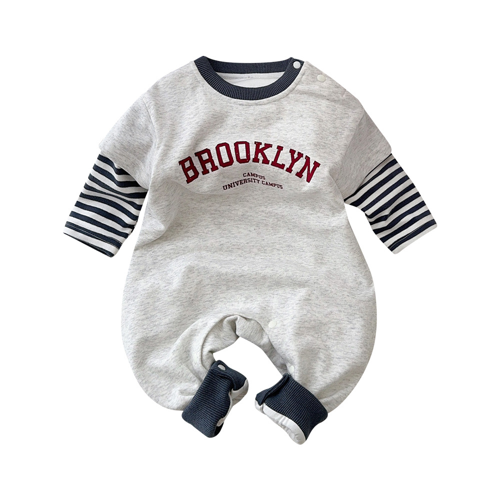 2024 otoño nuevo producto versión coreana del mono de moda y fresco estampado de letras de bebé falso traje de escalada de manga larga para bebé de dos piezas