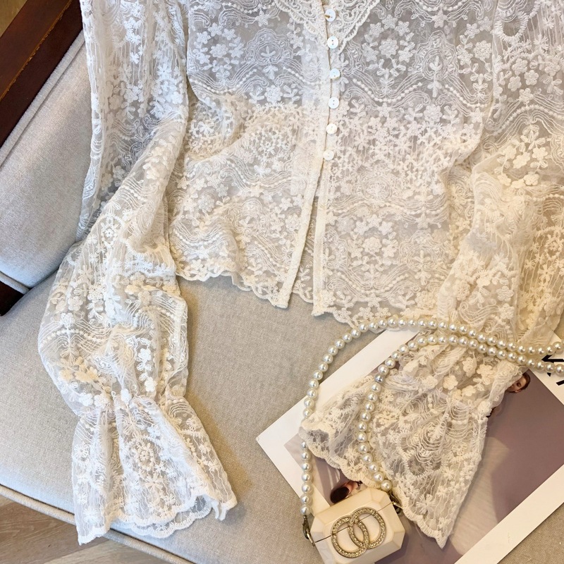 ベージュ刺繍ジャカードvネックレースの底のシャツ2025春の新型は流行の修身ラッパの袖の上着を重ねて着ます。|undefined