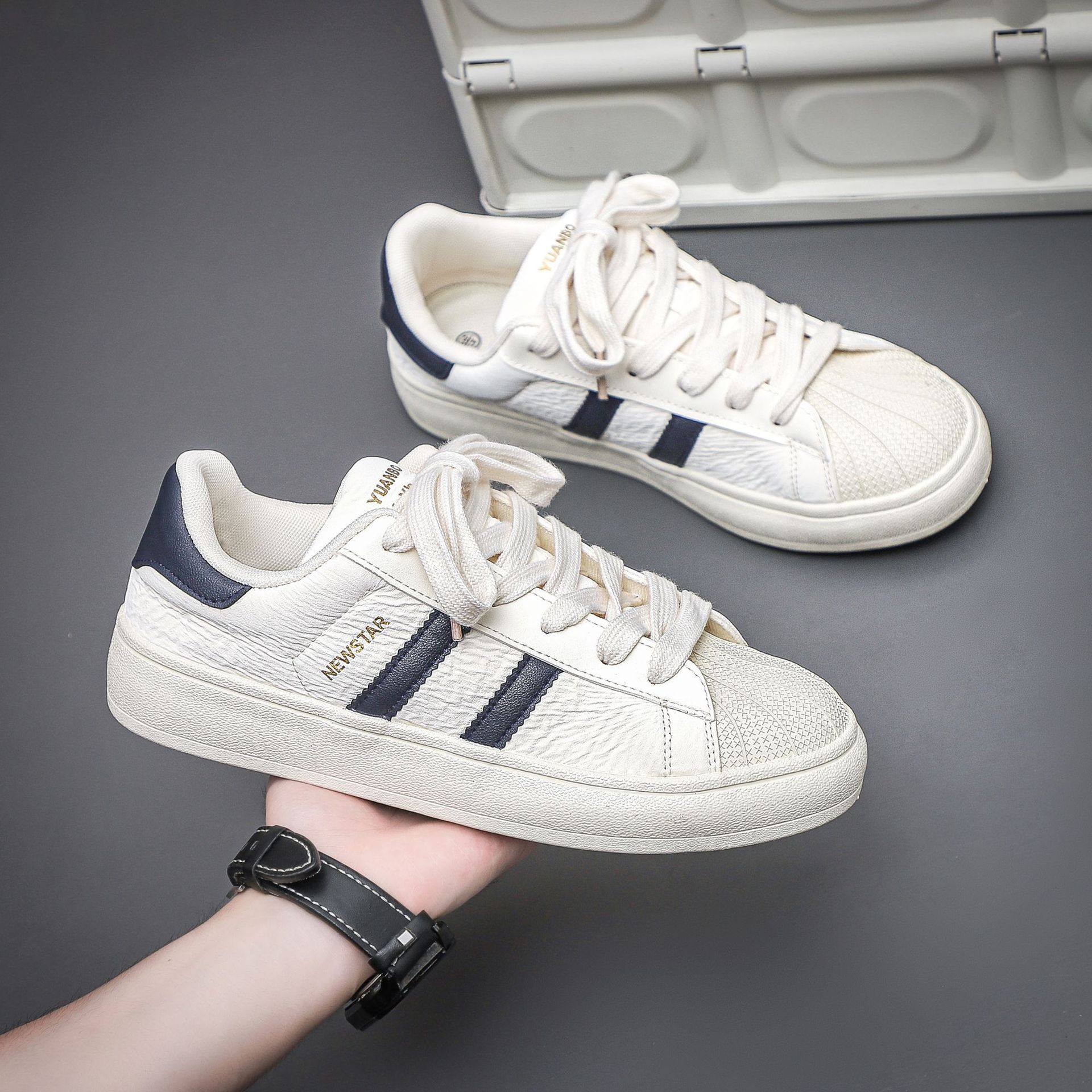 Zapatos de cabeza de concha de moda simple estilo académico zapatos blancos clásicos 2025 nuevos zapatos de hombre casuales versátiles zapatos de moda image 3