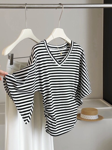 Contrasting stripe v-neck short-sleeved t-shirt women's summer design all-matching loose waist, slimming, trumpet sleeves, chic top