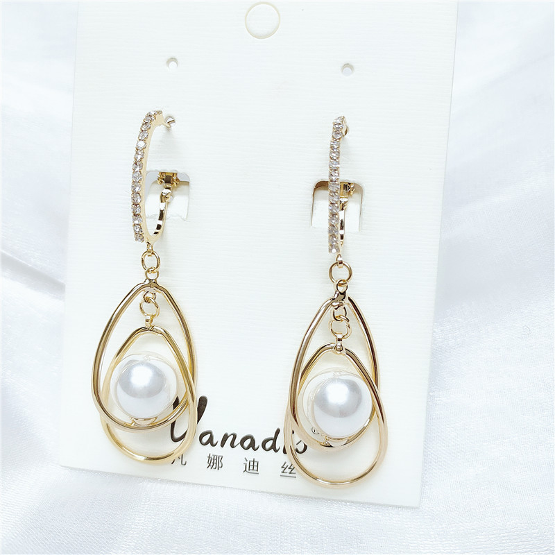 Korean Golden Geometric Pearl Earrings display picture 2