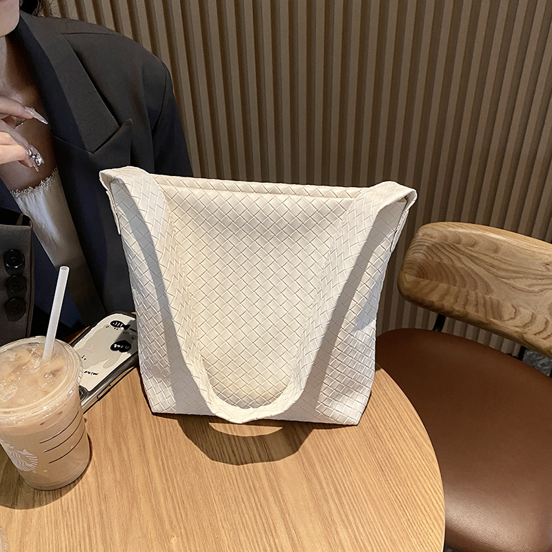 Bolsos de tejido de alta sensación para mujeres 2024 nueva moda coreana bolsas de hombro de viaje simple de gran capacidad