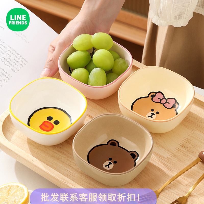 ブラウン熊は調味料をつけて、家庭で小皿を味付けします。|undefined