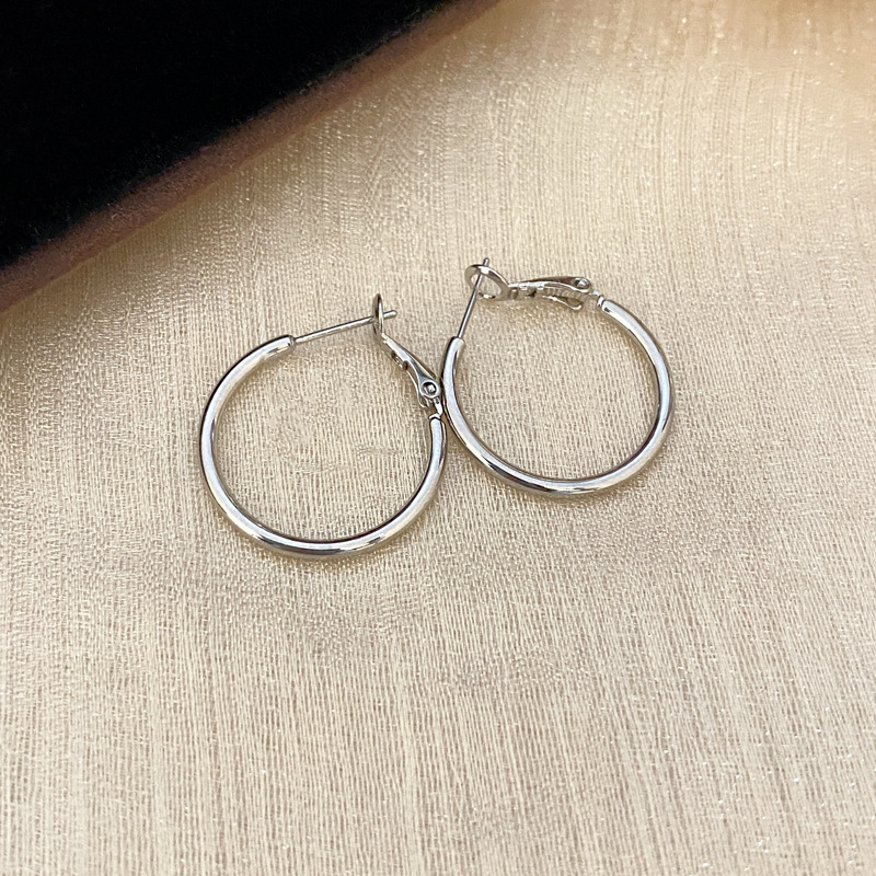 Aguja de plata, anillo de oreja rojo Encola, pendientes de temperamento de nicho retro de moda, pendientes europeos y americanos, lujo ligero, mujeres de alta gama