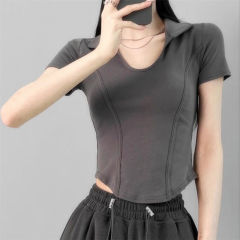 グレーの夏の新しいスタイルの女性用Uネック半袖Tシャツ、スリムフィット、右肩フィッシュボーンデザイン、ラペルショートホットガールトップ