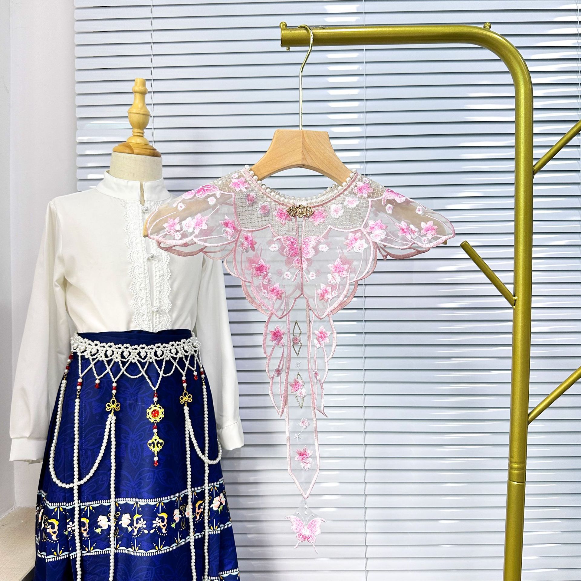 Cuello bordado hueco de estilo antiguo con diseño floral, cuello falso infantil de encaje de malla azul, cuello de chal con cinta para ropa tradicional china.