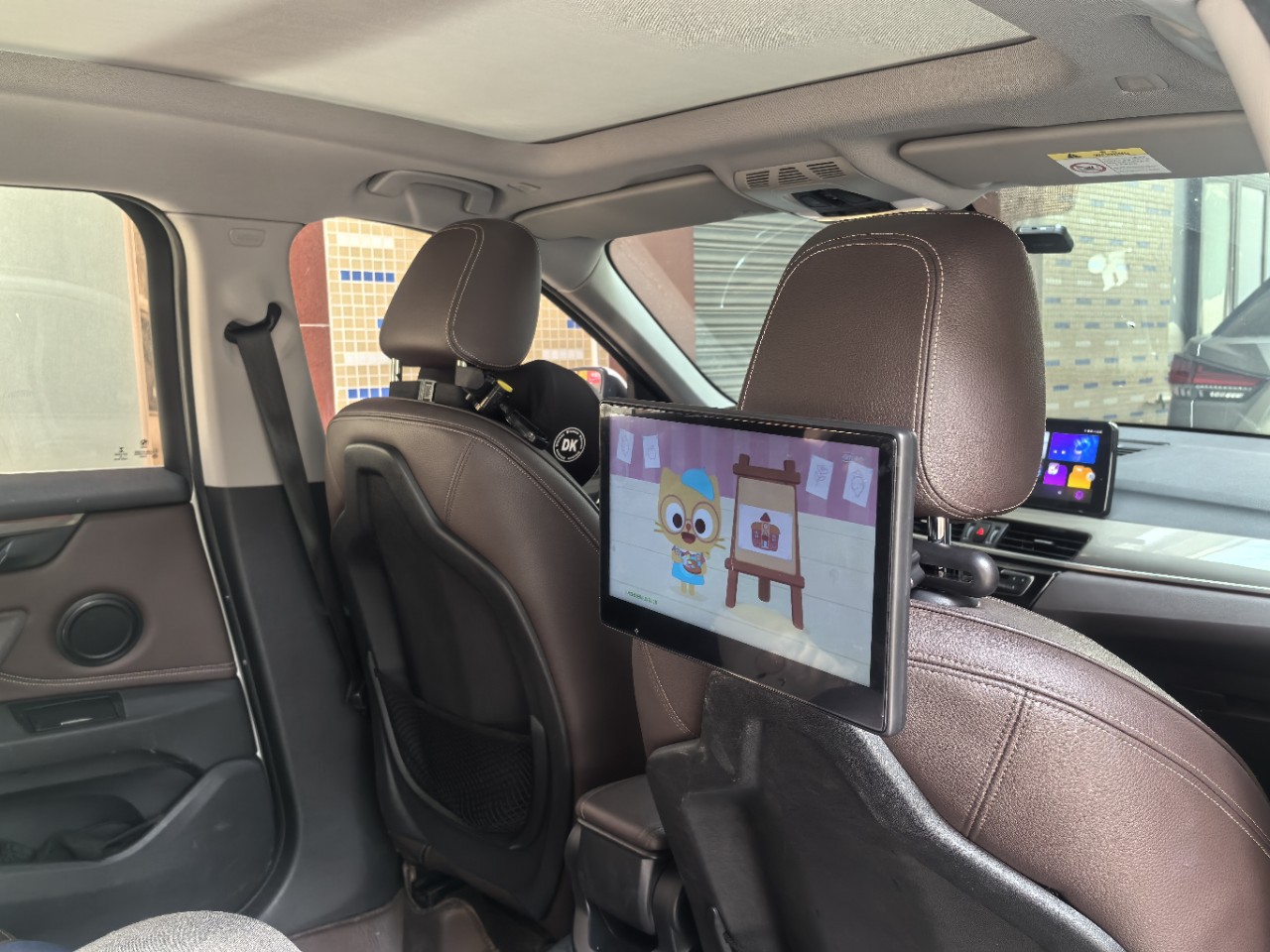 Car Headrest and Rear Entertainment Monitor 10inch Screen Android System Carplay Playback Video Cigarette Lighter