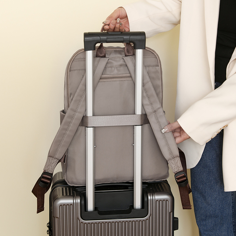 Mochila de computadora de gran capacidad para mujeres 2024 nueva casual contraste color viaje al aire libre mochila de viaje ligero al por mayor