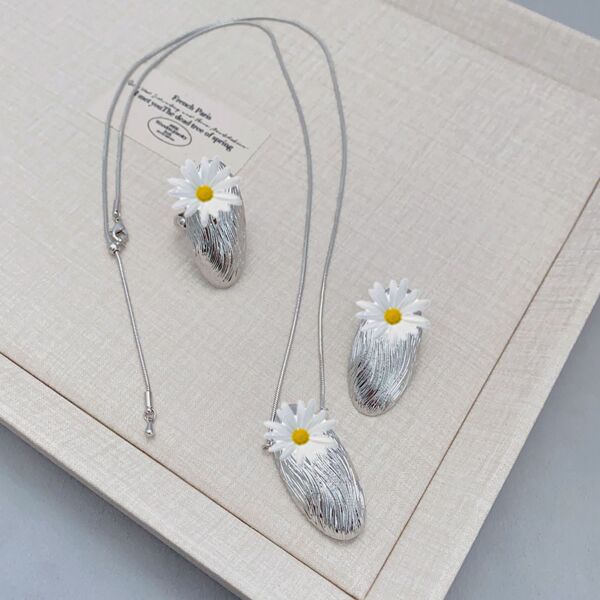 Small design retro earrings