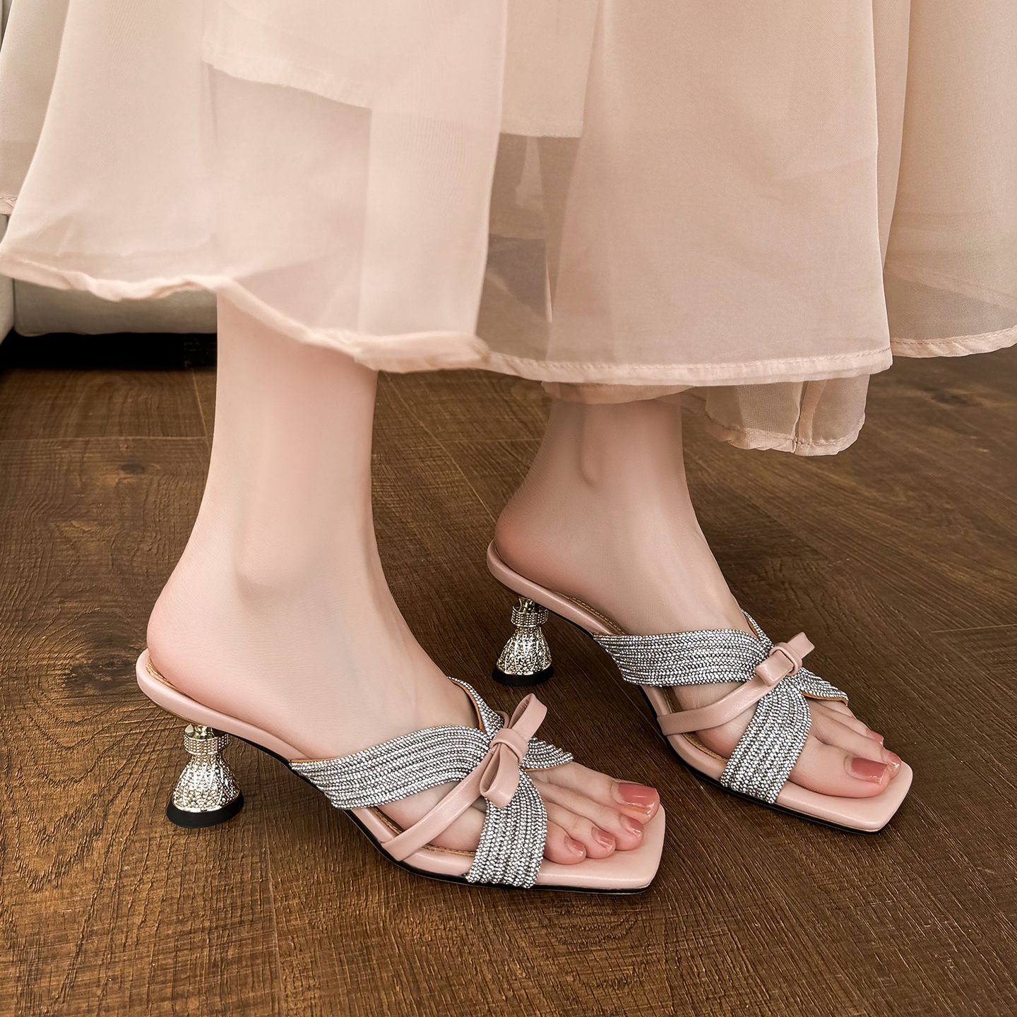 Sandal cao gót nữ hở mũi đính đá pha lê, quai ngang nơ bướm, gót 9 cm — màu hồng, màu trắng ngà