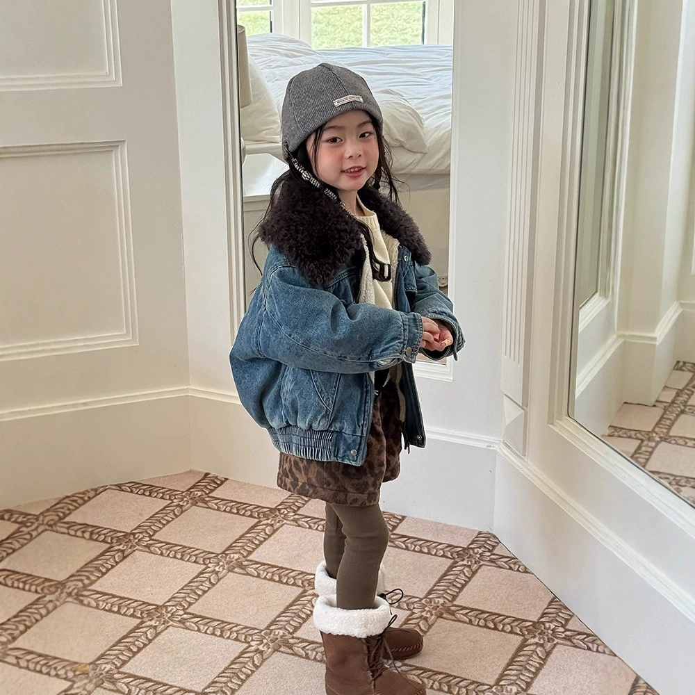 Детская куртка 2025, новая зимняя джинсовая куртка в корейском стиле в стиле ретро с большим меховым воротником, на флисовой подкладке и утолщенная для мальчиков и девочек.