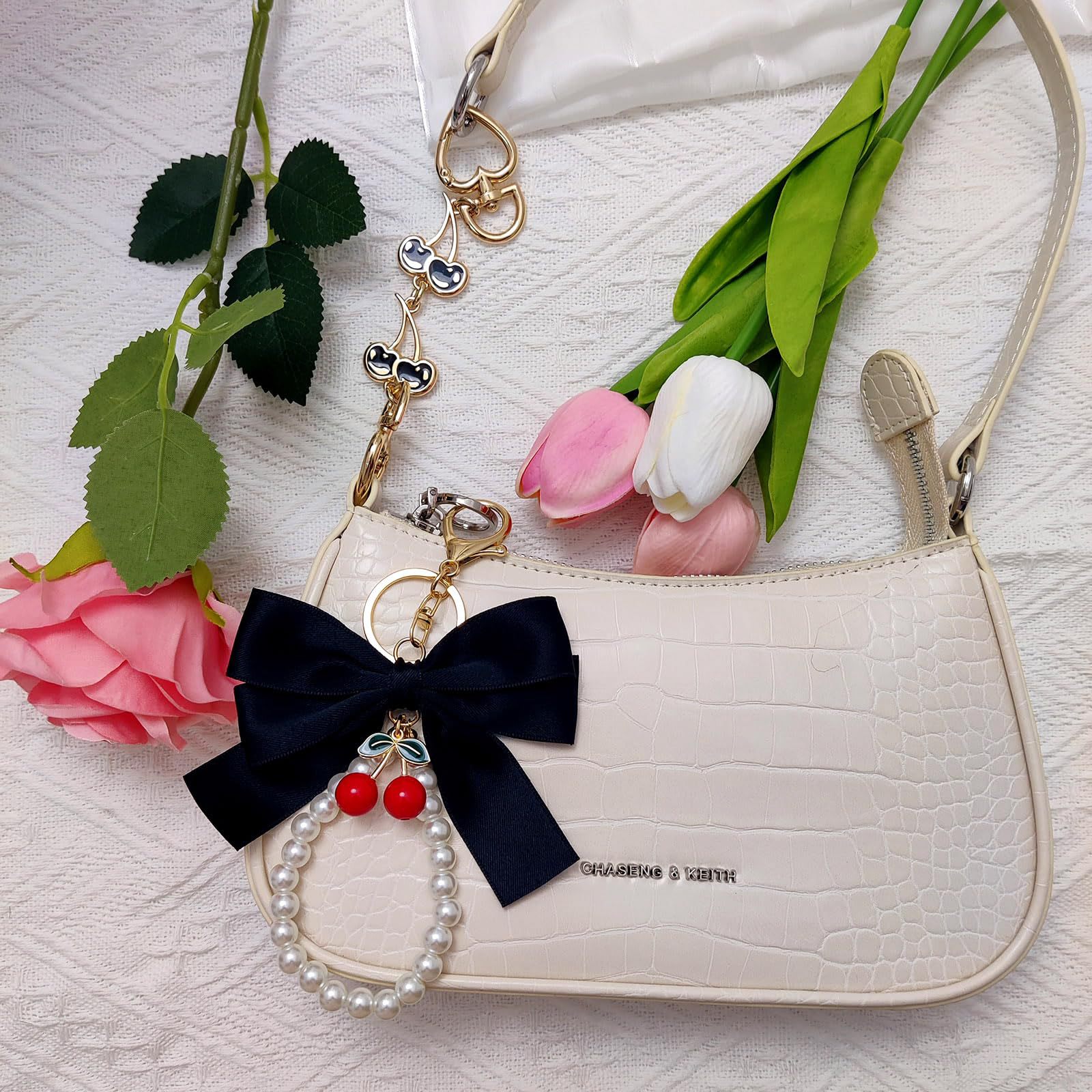 Ventas transfronterizas calientes cinta arco cadena de perlas llavero de metal colgante de flores bolsos de chicas regalos colgantes