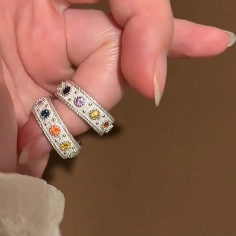 Pequeño libro rojo estilo explosivo anillo de diamantes flash diseño de nicho femenino lujo ligero anillo de sentido de alta calidad con incrustaciones anillo de dedo alimentador