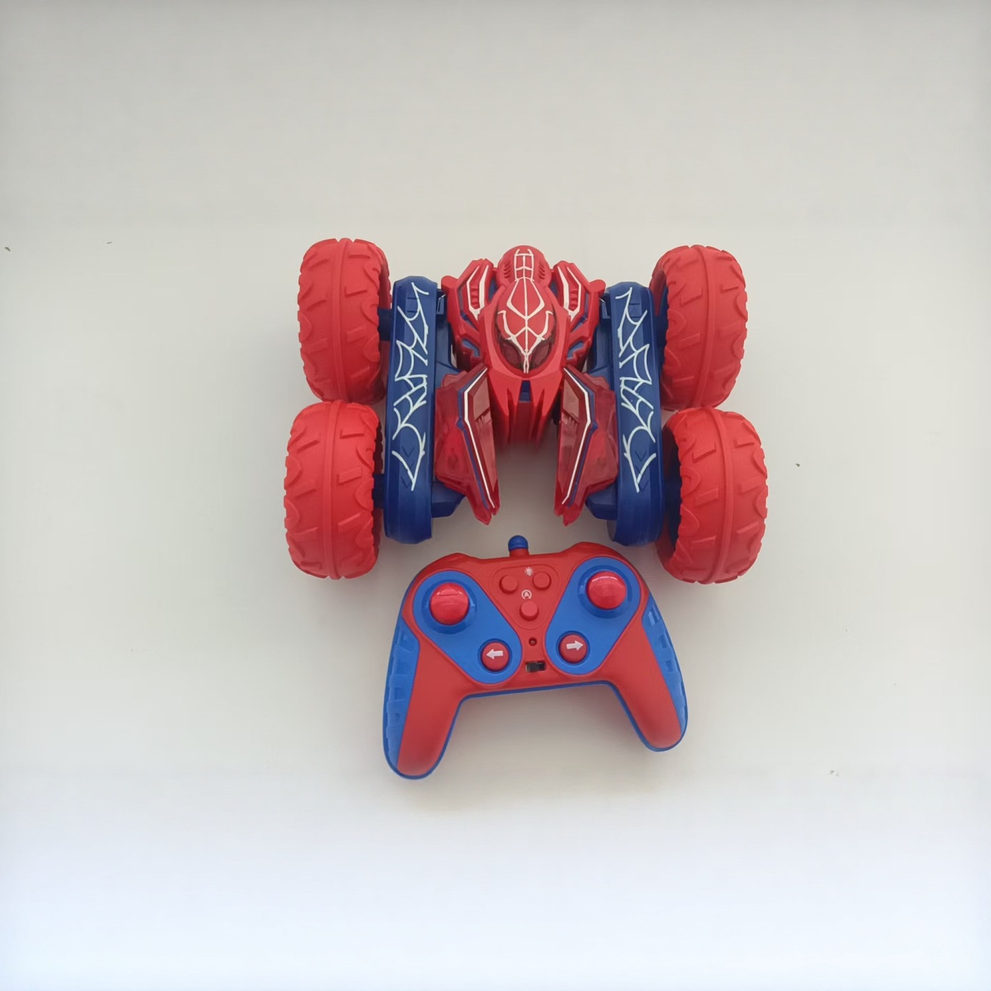 Aliexpress 360 ° vehículo de control remoto rotación de doble cara luces anti-caída vehículo todoterreno 2.4 mariposa vehículo de deformación de cuatro ruedas