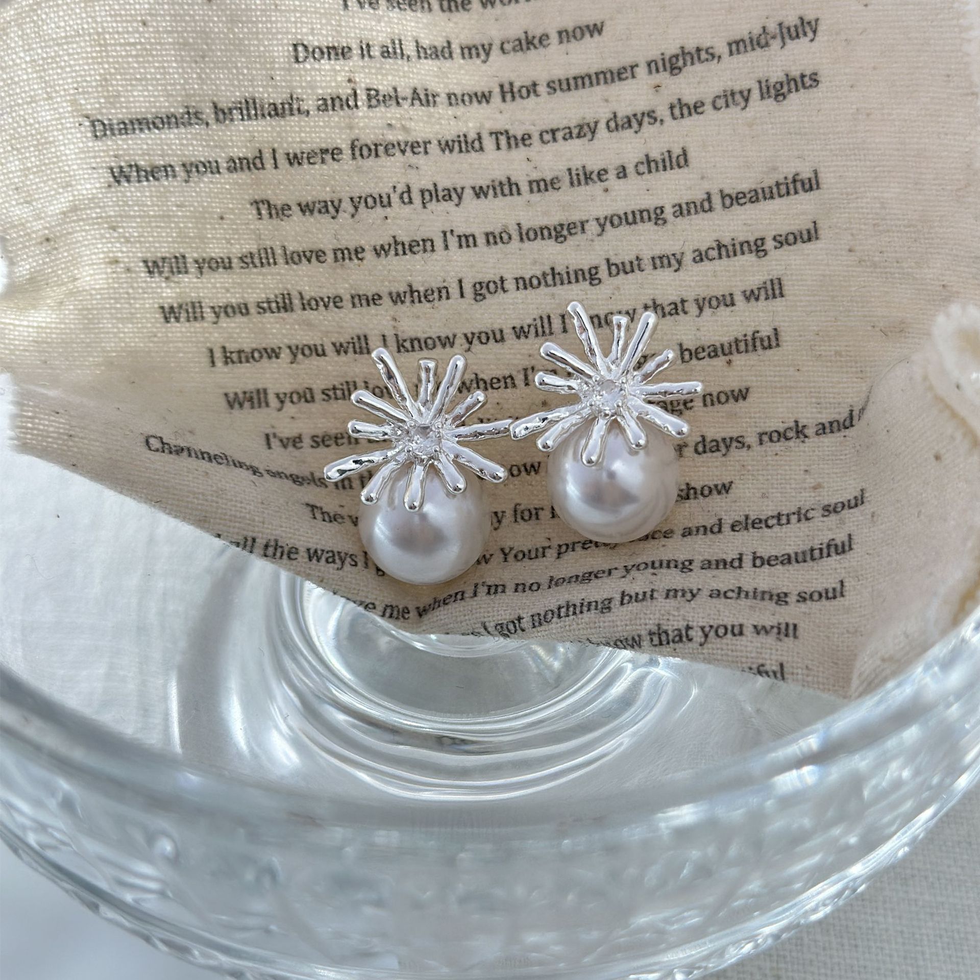 Cubic Zirconia And Pearl Stud Earrings For Everyday Elegance_voghion.com