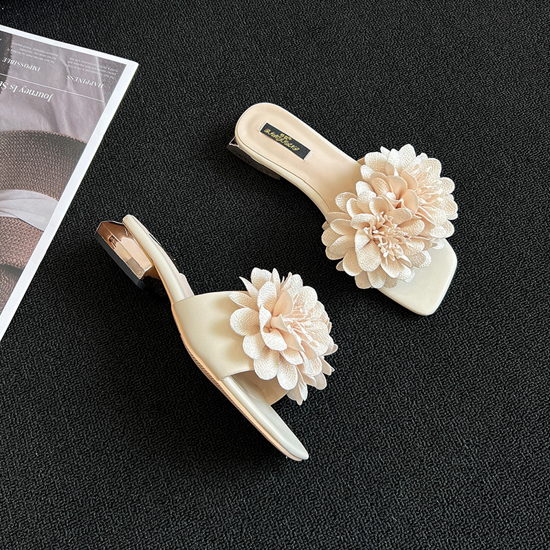 花朵凉拖鞋女夏外穿2025新款高级感一字粗跟平跟轻便轻盈轻便舒适