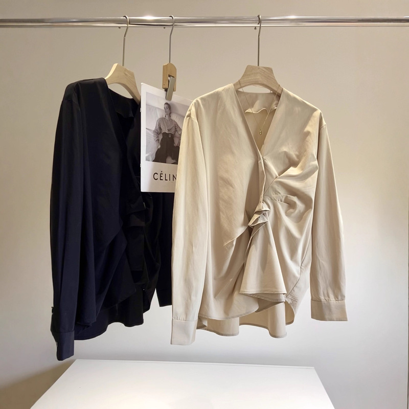 V-Neck Long-Sleeved Shirt Is Slimming Look but Not Tight. It Is Soft on the Top and Firm on the Bottom. It Saves Time and Effort When Putting It on and Taking It Off. It Is Full of Relaxed Atmosphere. 9261